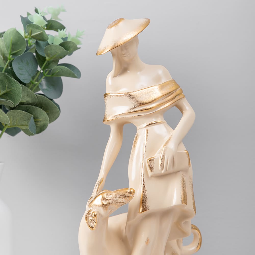 Статуэтка Девушка с собакой 